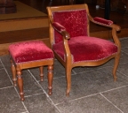 Fauteuil de célébrant et paire de tabourets d'église