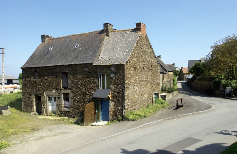Maison, place de l'Eglise (Pleugueneuc)