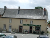 Alignement de maisons, place de l'Eglise (Vignoc)