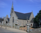 L'église paroissiale, les chapelles, croix monumentales et monuments aux morts sur la commune de Trélévern