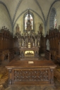 Décor de choeur : lambris de revêtement, 2 bancs de choeur, bas-reliefs