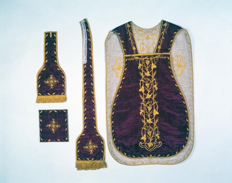 Ornement réversible blanc et rouge 1 : chasuble, bourse de corporal, étole, manipule, basilique Notre-Dame-du-Roncier (Josselin)