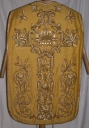 Ornement doré 2 : chasuble, bourse de corporal, étole, manipule, voile de calice