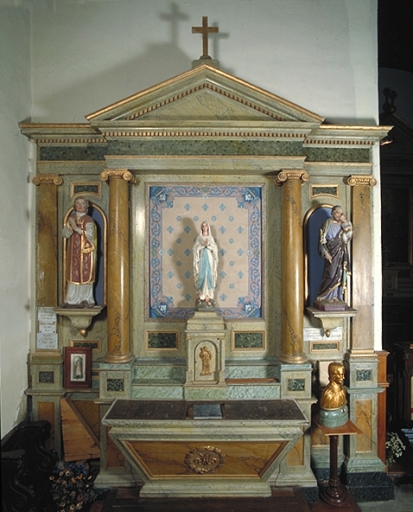 Ensemble de l'autel secondaire nord (2 degrés, autel, retable, tabernacle, gradins)