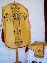 Ornement doré : chasuble, étole, voile de calice, bourse de corporal