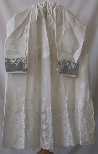 Ensemble de 18 surplis d'enfant de choeur et 6 aubes