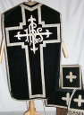 Ornement noir 2 : chasuble, bourse de corporal, étole, voile de calice
