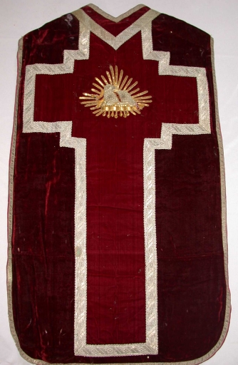 Ornement rouge 1 : chasuble, bourse de corporal, étole, manipule, voile de calice