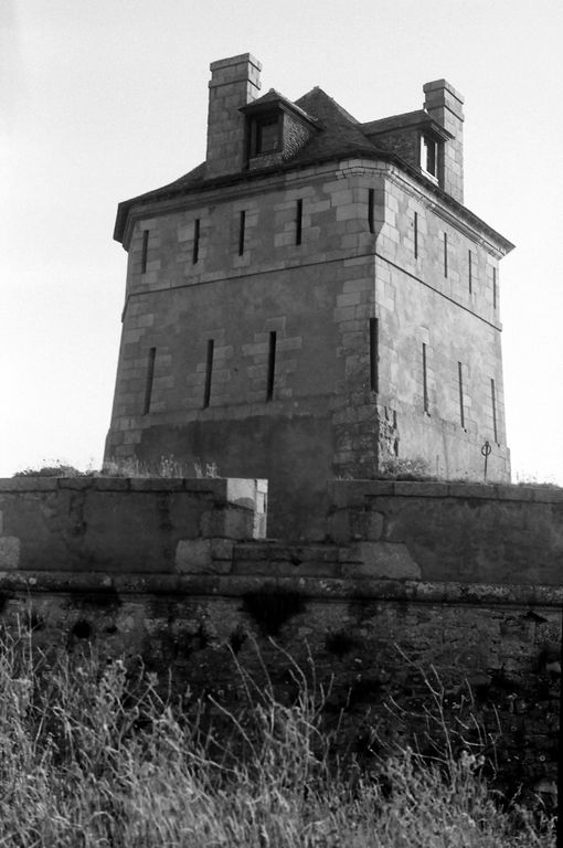 Tour Vauban : tour et batterie basse semi-circulaire, le Sillon, Anse de Camaret (Camaret-sur-Mer)