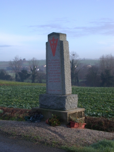 Monument (stèle commémorative), route de Rohan (Saint-Caradec)