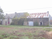 Alignement de trois maisons et fermes, la Presselais (Renac)