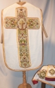 Ornement blanc : chasuble, étole, voile de calice