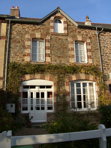 Maison, 3 place de l'Eglise (Saint-Guinoux)