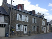 Alignement de trois maisons, 14, 16 et 18 rue de Montreuil (Feins)
