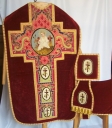 Ornement rouge 3 : chasuble, bourse de corporal, étole, voile de calice