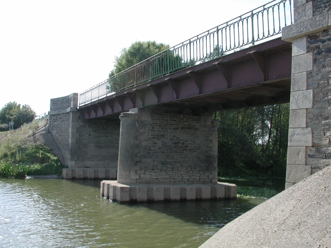 Pont routier, près de la Groussinais (Sainte-Marie)