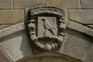 Ensemble de 2 bas-reliefs : armoiries