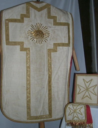 Ornement blanc 2 : chasuble, manipule, bourse de corporal