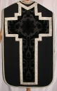 Ornement noir 1 : chasuble, bourse de corporal, étole, manipule, pale, voile de calice
