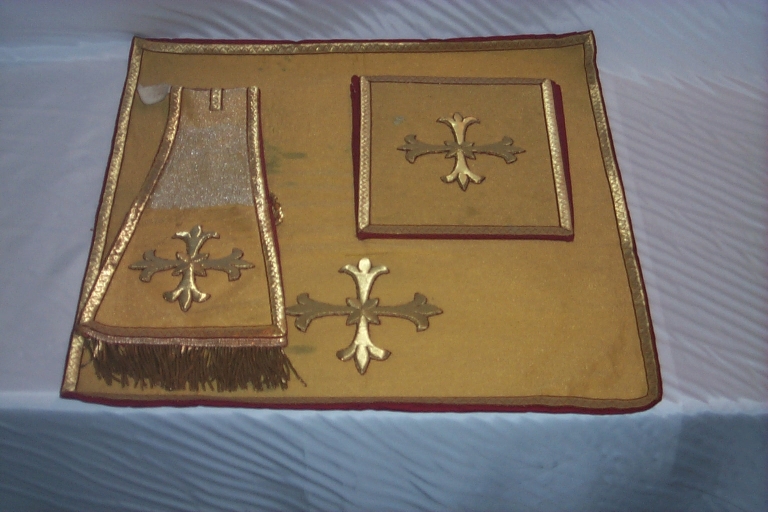 Ornement doré 1 : manipule, bourse de corporal, voile de calice (Maure-de-Bretagne fusionnée en Val d'Anast en 2017)