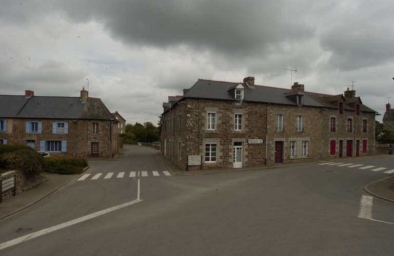 Alignement de trois maisons, 1, 3 et 5 rue des Ecoles (Feins)