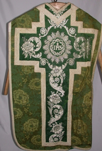 Ornement vert : chasuble, bourse de corporal, manipule, voile de calice