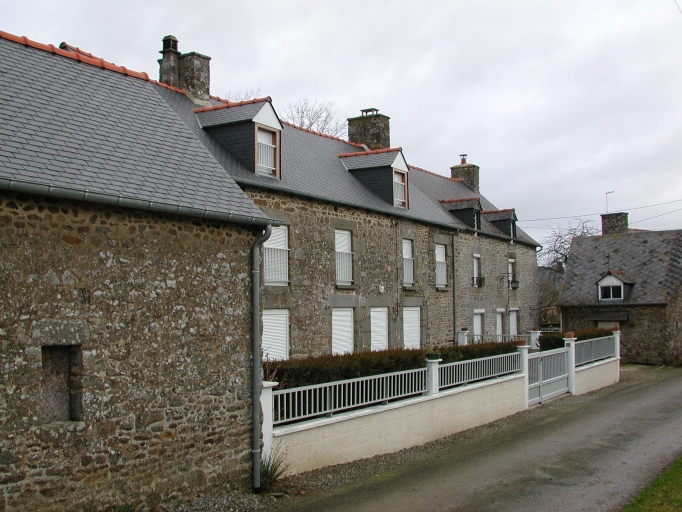 Alignement de maisons, les Champs Rouault (Saint-Pierre-de-Plesguen fusionnée en Mesnil-Roc'h en 2019)