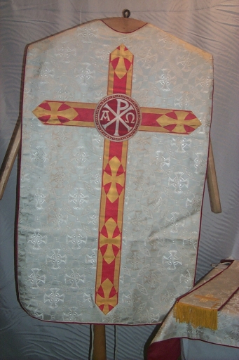 Ornement blanc 10 : chasuble, voile de calice, manipule (Maure-de-Bretagne fusionnée en Val d'Anast en 2017)