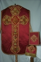 Ornement rouge : chasuble, étole, bourse du corporal
