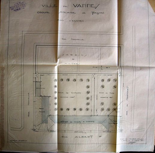 École maternelle, école primaire de Trussac, puis école Joseph Le Brix, rue Albert 1er ; rue Jules Verne ; rue du Narhouet (Vannes)
