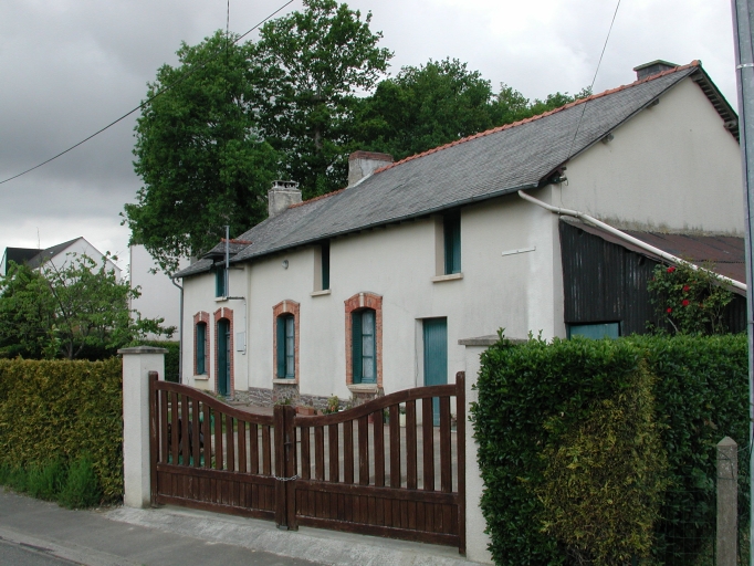 Alignement de deux maisons et de dépendances, 5 rue des Sports (La Chapelle-Thouarault)