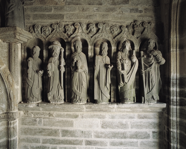 Ensemble de douze statues d'apôtres