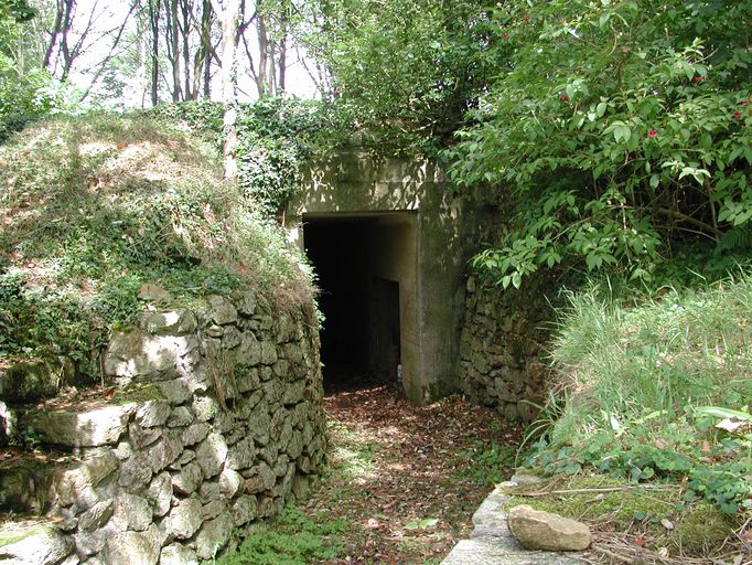 Abri pour un groupe de type Vf 2a (non achevé : absence de portes blindées), dans le jardin de la Maison Blanche, Keravel-Brouennou (Landéda)