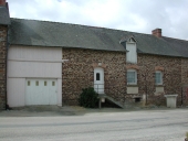 Maison à boutique, rue Louise Grignard de Montsavoie (Saint-Gonlay)
