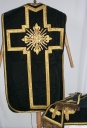 Ornement noir 3 : chasuble, étole, manipule, voile du calice