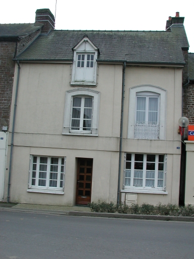 Maison à boutique, 4 place de la Mairie (Sens-de-Bretagne)