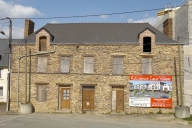 Maison à boutique, 6 place de l'Eglise (Orgères)