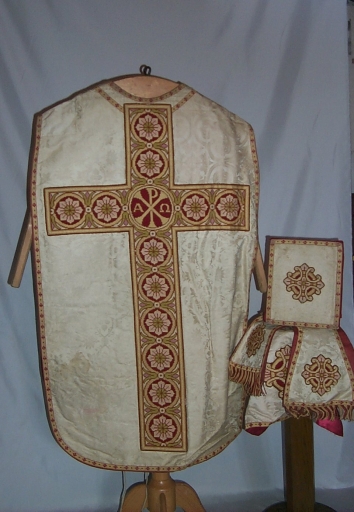 Ornement blanc 1 : chasuble, bourse de corporal, étole, manipule, voile de calice