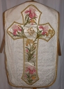 Ornement blanc 2 : chasuble, bourse de corporal, étole, manipule, voile de calice