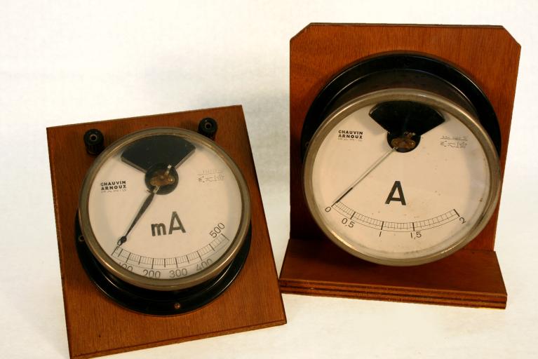 Présentation de la collection d'instruments scientifiques du lycée Émile Zola, Avenue Jean Janvier (Rennes)