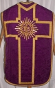 Ornement violet : chasuble, bourse de corporal, étole, voile de calice
