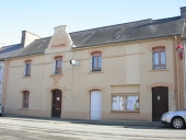 Mairie-école, 50 rue Nationale (Saint-Domineuc)