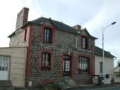 Ancienne maison de forgeron, actuellement café, le Grand Bois (Québriac)