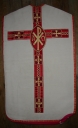 Ornement blanc 3 : chasuble, manipule, voile de calice et bourse de corporal