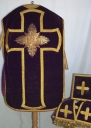 Ornement violet 3 : chasuble, bourse du corporal, étole, manipule, voile du calice