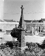 Monument cinéraire, dans le cimetière non étudié (Plouescat)