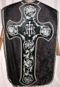 Ornement noir 5 : chasuble, bourse de corporal, étole, manipule, voile de calice