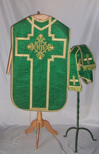 Ornement vert 2 : chasuble, étole, manipule, voile du calice