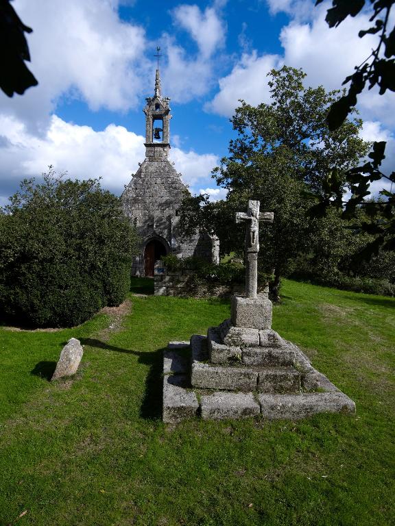 Croix de la chapelle Notre-Dame de Kerrivoalan (Tonquédec)