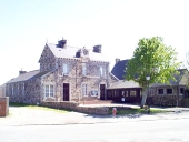 Les écoles, mairies, monuments aux morts et corps de garde sur la commune de Hirel